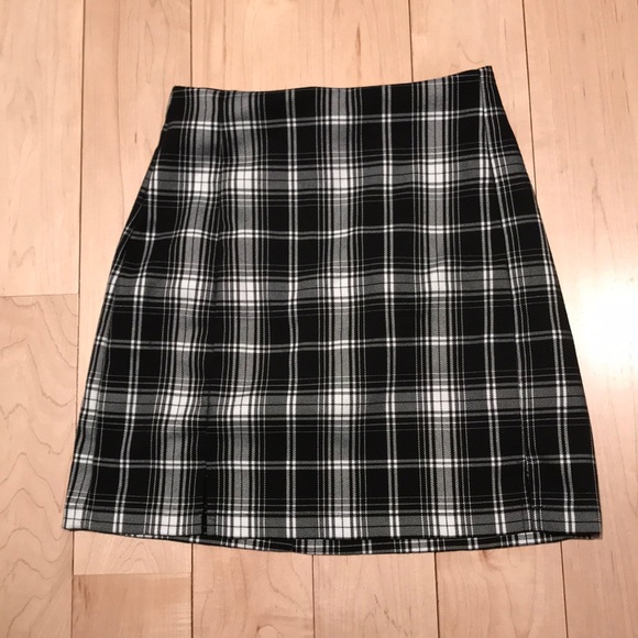 Brandy Melville Dresses & Skirts - Plaid Mini Skirt .. ONE SIZE SKIRT